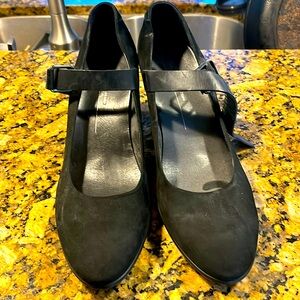 These are BRAND NEW without tags. They just didn’t work for my feet.